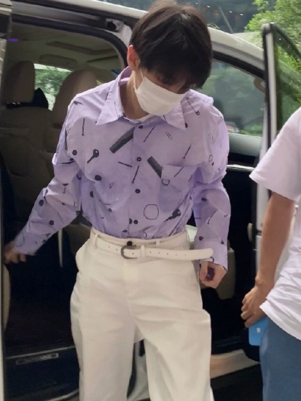 王俊凯的腰世间少有,标准"a4腰"惊艳来袭,p图都做不到!