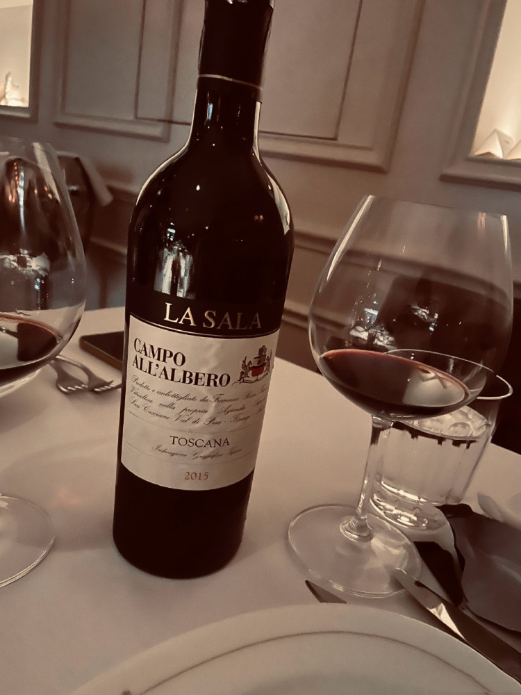 第几次深夜买醉了,但是可以发现,于明加在剧外真的是很喜欢喝红酒,一