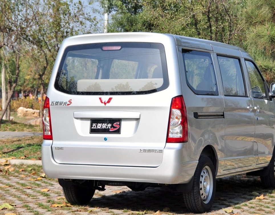尺寸方面,五菱荣光车长为4490mm,宽度和高度则为1615mm及1900mm,由此