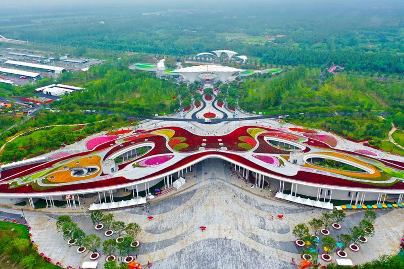 俯瞰闭幕前的花博会园区.2021年7月2日,游客在花博园留影.
