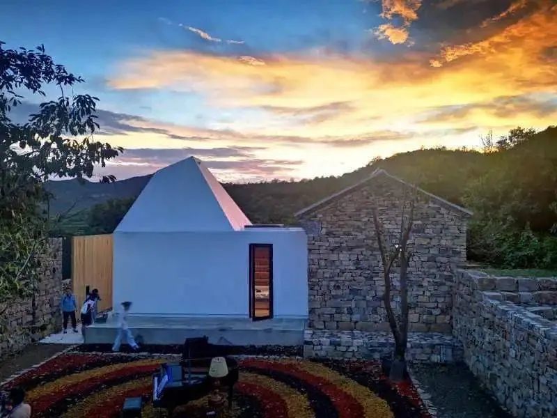 基于桃花坞项目当地的绿水青山,田园风光,设计有效地发掘了平谷区梯子