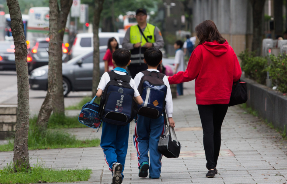 学生走路看书图片图片