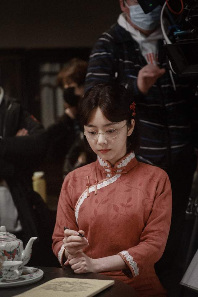 谭松韵新剧演红船卫士王会悟着素净旗袍眼神温柔坚定