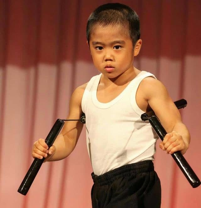 4年过去迷你版李小龙现在怎么样了过早训练真不好