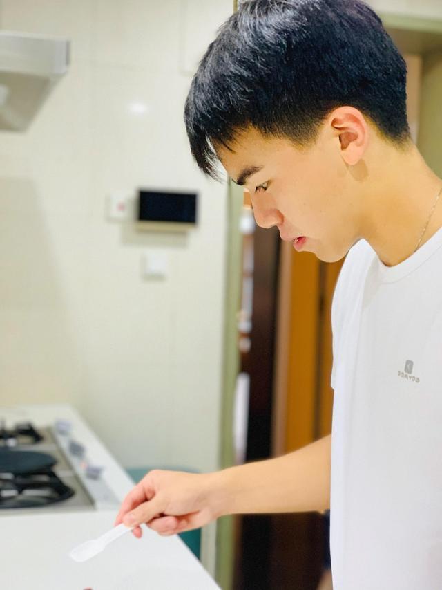 组图:王琳儿子近照曝光 高大帅气笑起来温柔阳光