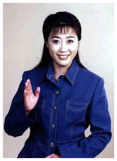 《曲苑杂坛》女主持,火了20年被雪藏?近照曝光,满头白发!