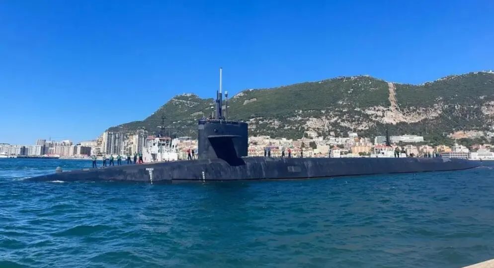 美国海军"俄亥俄"级核潜艇在直布罗陀港口停靠(环球网)报道称,直布罗