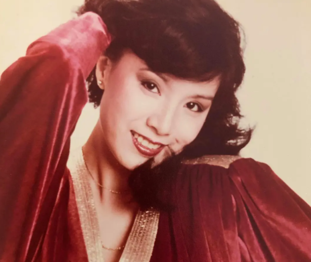 的姚炜,原来是当歌手的,70年代她开始职业演唱,之后还尝试拍戏做演员