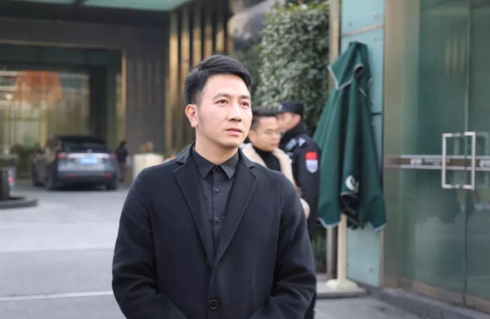 林生斌现任妻子疑似公司高管,两人一同直播,去年肚子已