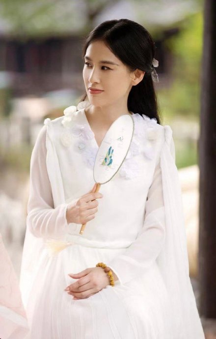 女星扮演白蛇:杨紫鞠婧祎灵气十足,那英一个人就能干掉法海_腾讯新闻