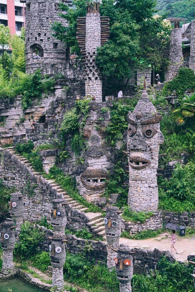 小桥,流水,人家,弧形状的石帘门融入了贵州夜郎古国,.