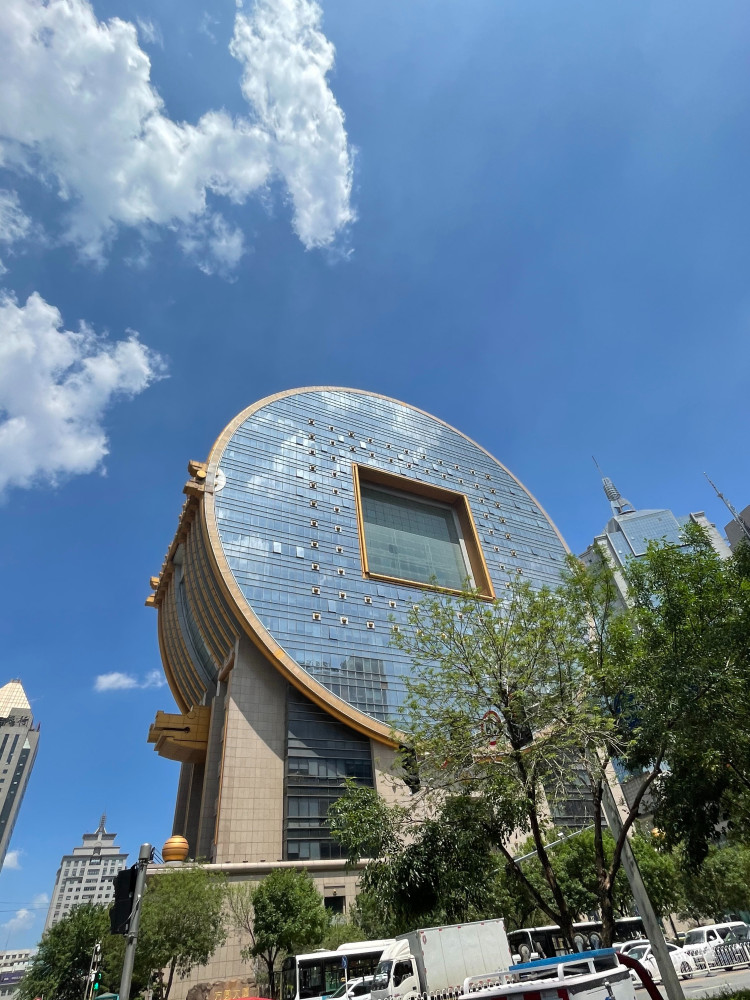 沈阳这座建筑,被评为全球最丑是大建筑之一,形状是个铜钱_腾讯新闻