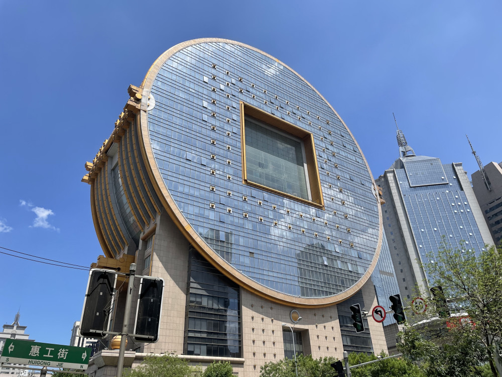 沈阳这座建筑,被评为全球最丑是大建筑之一,形状是个铜钱_腾讯新闻