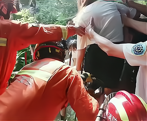 合肥一女生翻学校铁栅栏扎伤大腿被困围墙痛得直哭现已获救