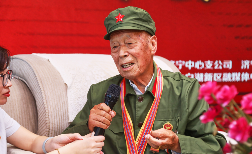 回忆峥嵘岁月，传承红色基因，老兵“对话”中青年党员和学生_腾讯新闻