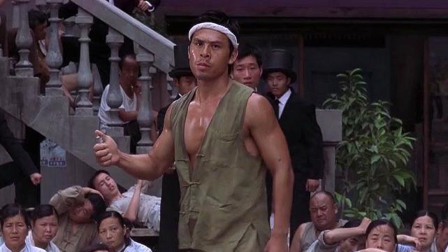 要知道周星驰本身也是有很好的功夫底子直到释行宇的出现.