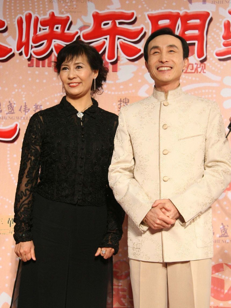 别看巩汉林和金珠是小品演员正经起来很是恩爱穿着朴素简约