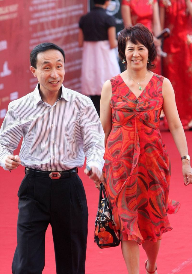 别看巩汉林和金珠是小品演员,正经起来很是恩爱,穿着朴素简约