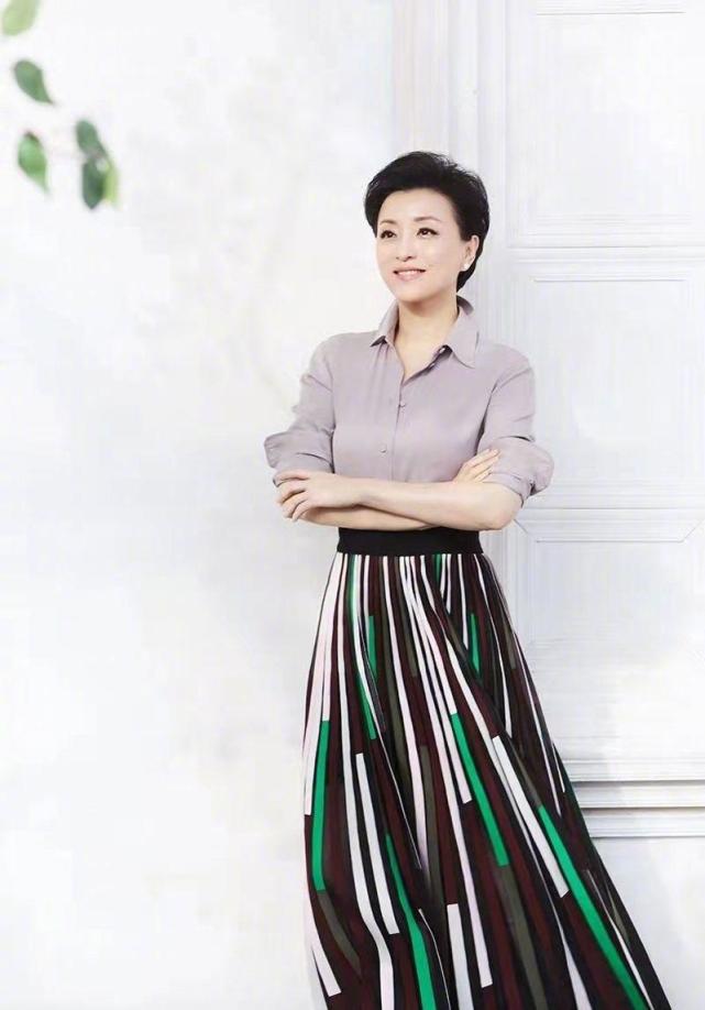 杨澜"阿姨圈顶流",穿一袭黑色亮片礼服出席活动,高贵减龄
