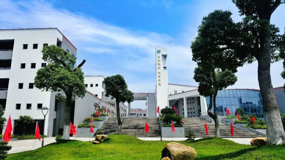 象山三中同分志愿填报26人,录取21人象山中学统招生录取分数线为:670