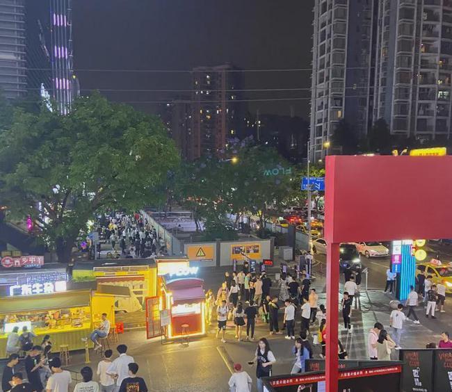 在人气如此旺盛的九街,即使是开个小夜市的店铺,可能也是会获得不菲的