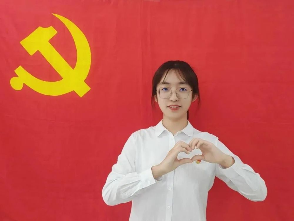 我和党旗合影曲园师生定格最美瞬间