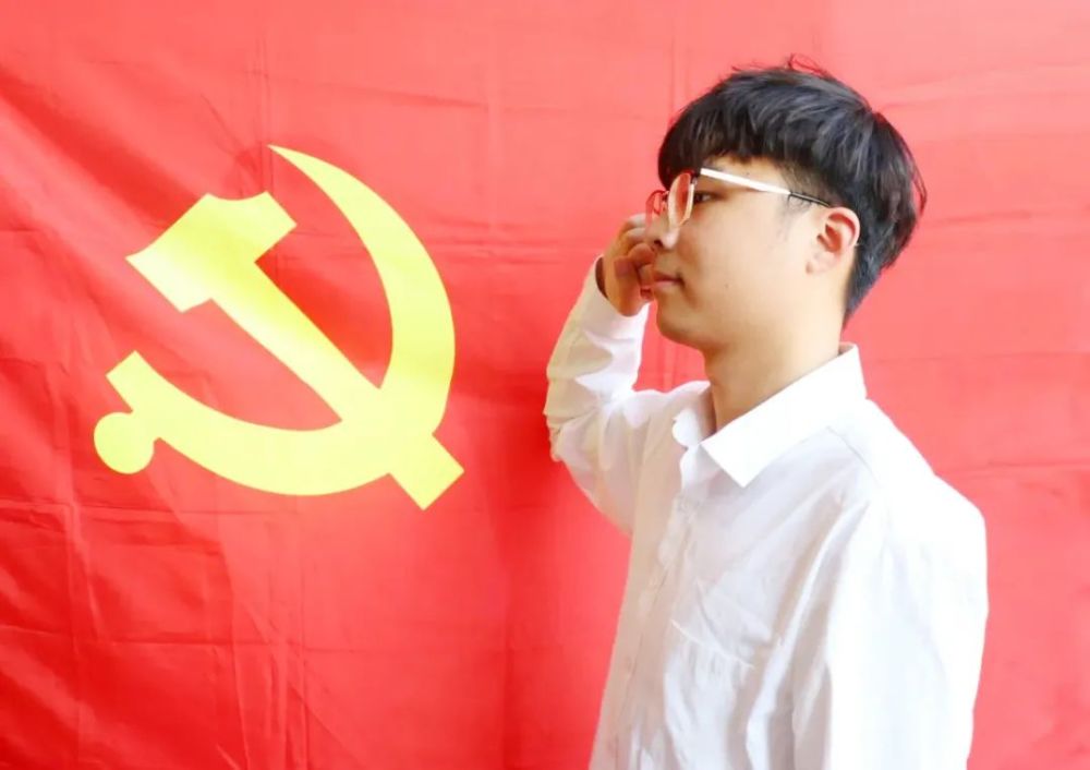 我和党旗合影曲园师生定格最美瞬间