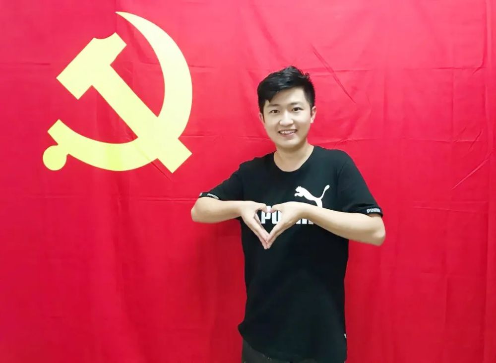 我和党旗合影曲园师生定格最美瞬间