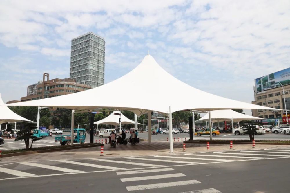 小小遮阳棚 雨时挡雨,烈日遮阳 极大方便了群众出行 我们城市品质逐渐