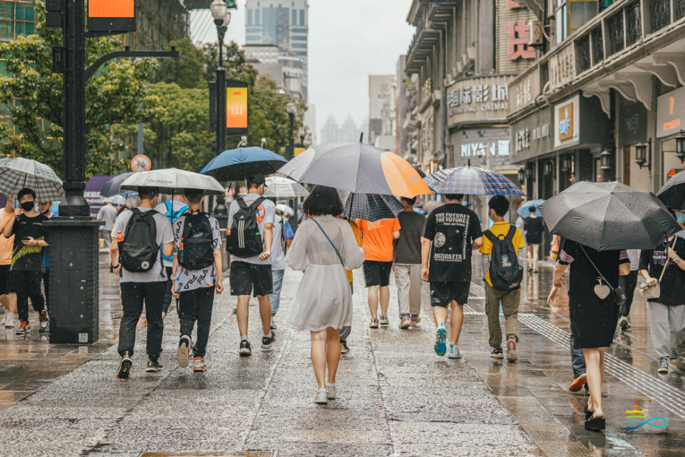 江漢路觀察日記:暴雨傾盆,煙火依舊