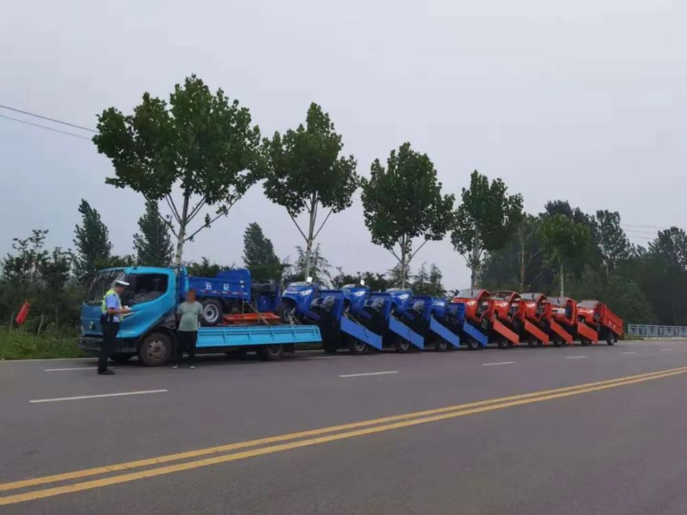 厉害了小货车拖挂10辆三轮车摇身变火车上路