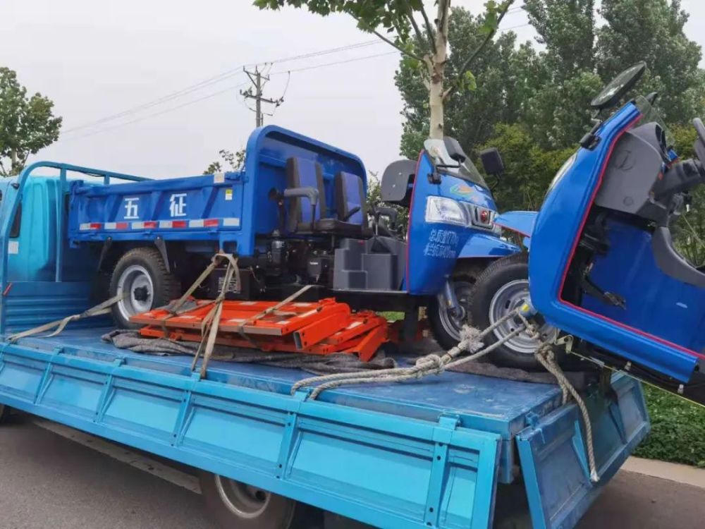 厉害了!小货车拖挂10辆三轮车,摇身变"火车"上路