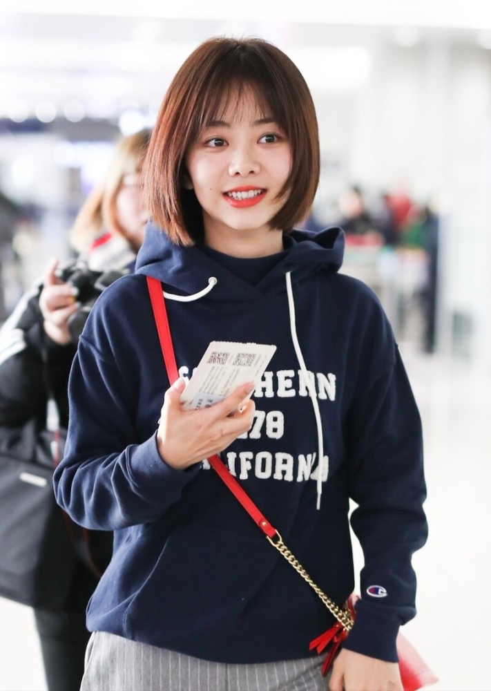 谭松韵娃娃脸真有优势,配上齐刘海真减龄,哪里有31岁的样子_腾讯新闻