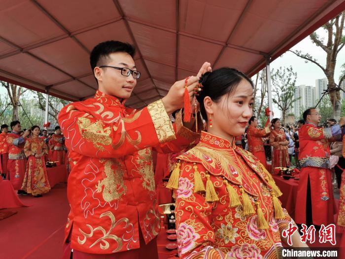 安徽百位新人着中式礼服展传统婚俗文化