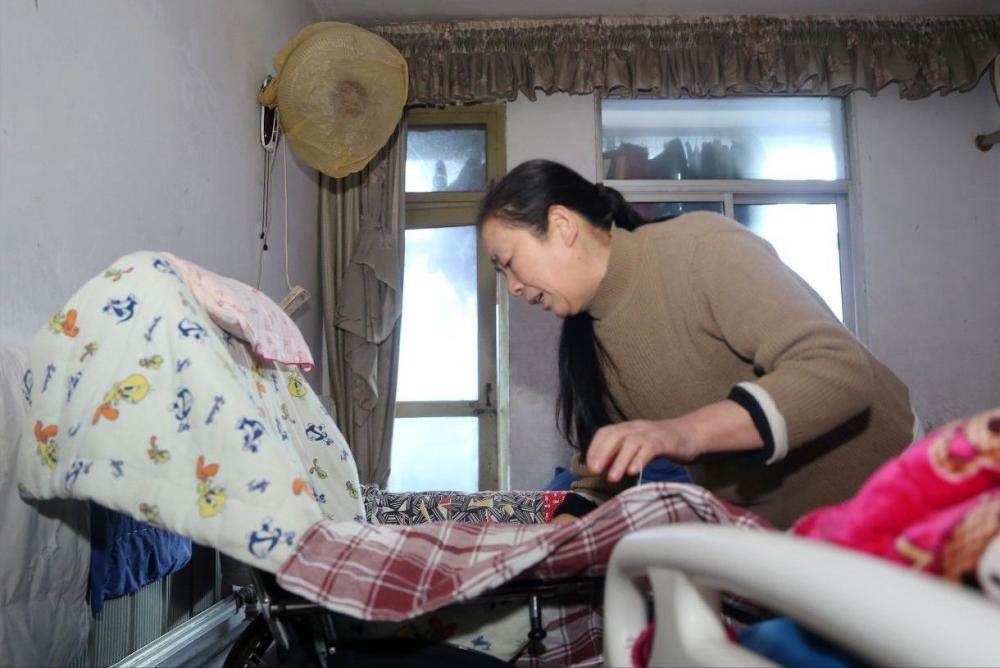 71岁失能老人哭诉:花5000请的住家保姆,心肠很坏,让我活得很煎熬