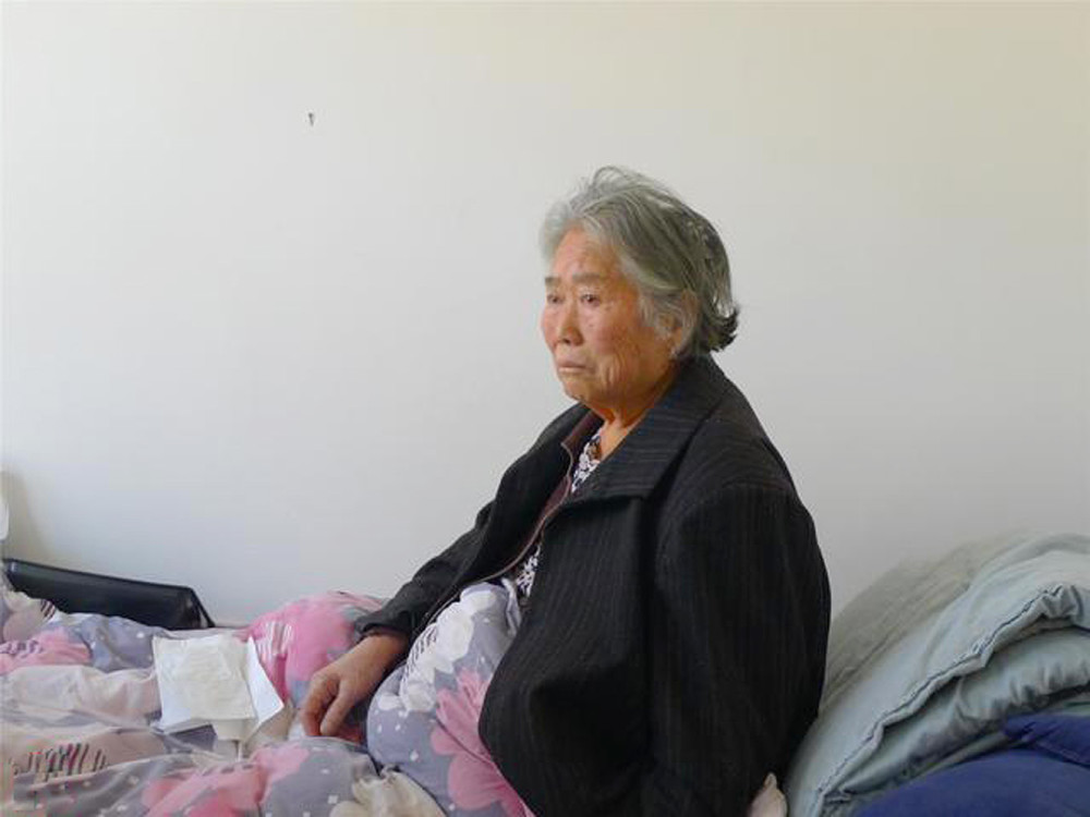 71岁失能老人哭诉:花5000请的住家保姆,心肠很坏,让我活得很煎熬