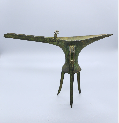 爵,流行于夏,商,周时期的一种酒器,功能上相当于现代的酒杯或者温酒壶