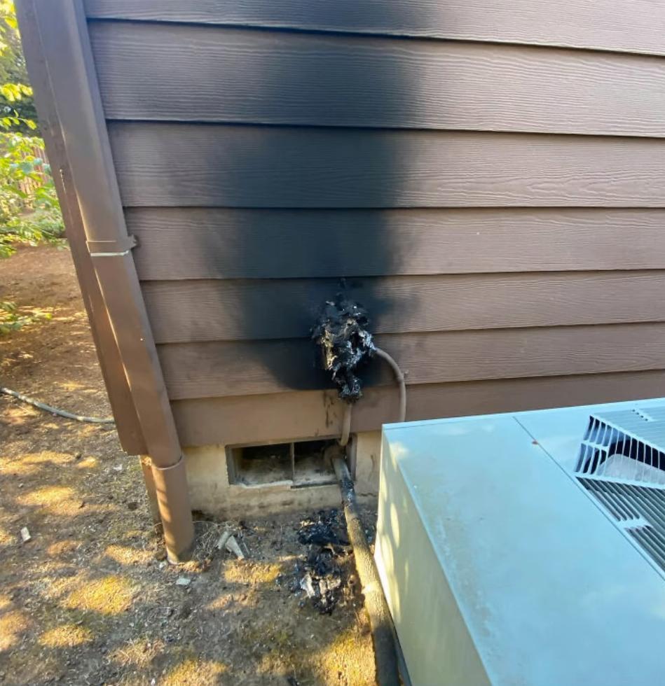 被热浪烧坏的空调器,俄勒冈州.