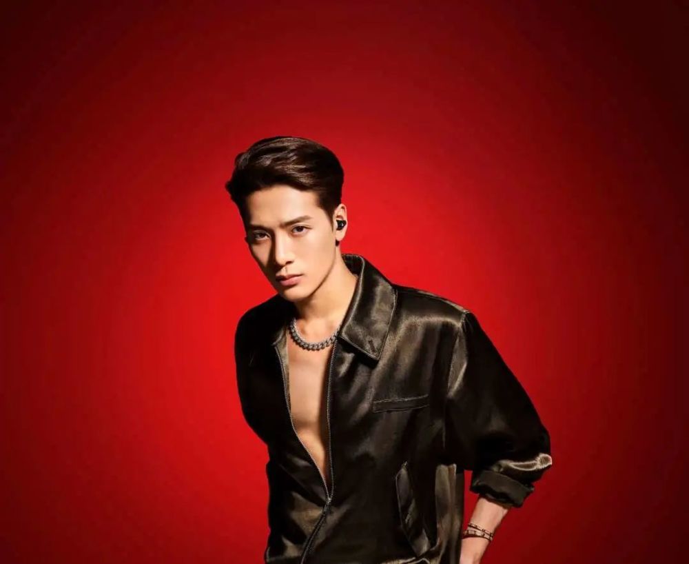 王嘉尔官宣最近音乐伙伴,balenciaga全新腋下包曝光