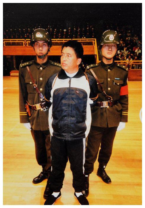 他养的30条狗,为何看到人就流口水?