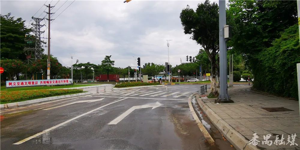 封闭汉溪大道与谢石公路t字路口,禁止谢石公路左转汉溪大道封闭汉溪