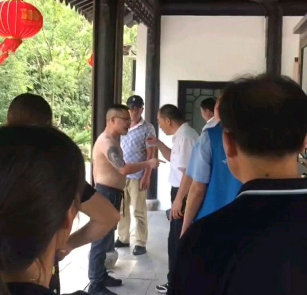 南通一男子光膀子進景區被保安阻攔後發飆這是圖騰