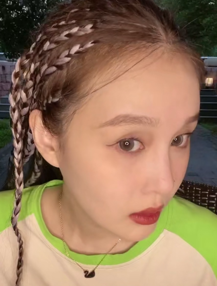 赵本山女儿全素颜直播秀恩爱,自曝处于生理期,力破怀孕传闻_腾讯新闻