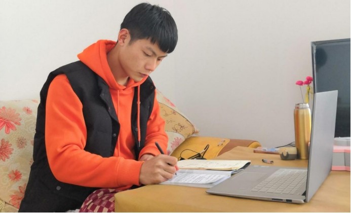 白岩松点赞普通大学生名校毕业生都去了国外你们却在建设祖国