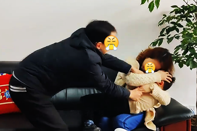 辽宁一女子发现丈夫出轨,离婚争夺女儿抚养权被拒:得先原谅我!