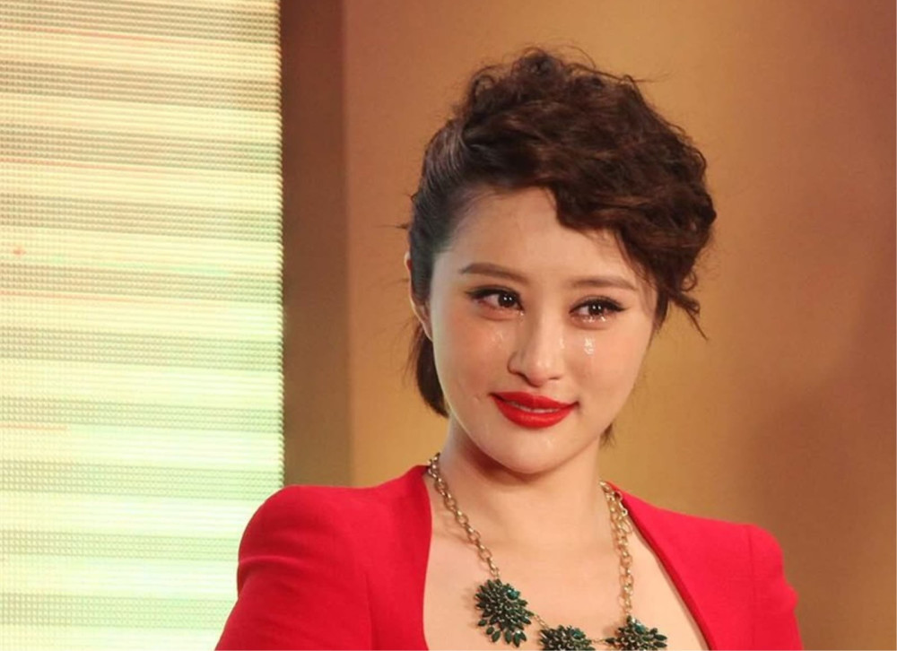 她因《丑女无敌》被大家熟知,一直不温不火,隐退嫁红三代