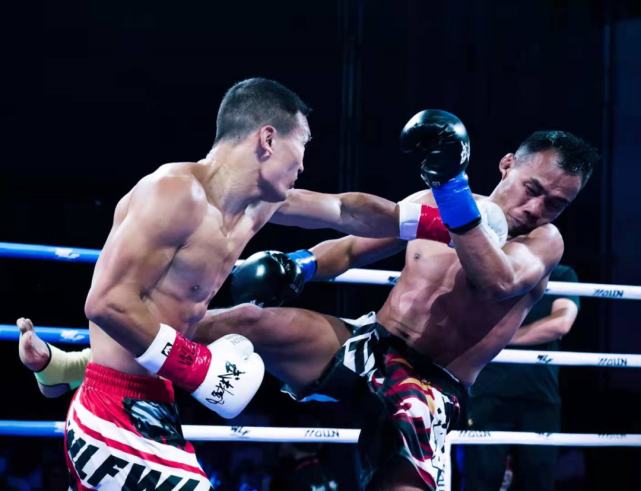 曾经三次战胜传奇泰拳王"闪电"勒德斯拉,两位老将年龄相当,都是经验