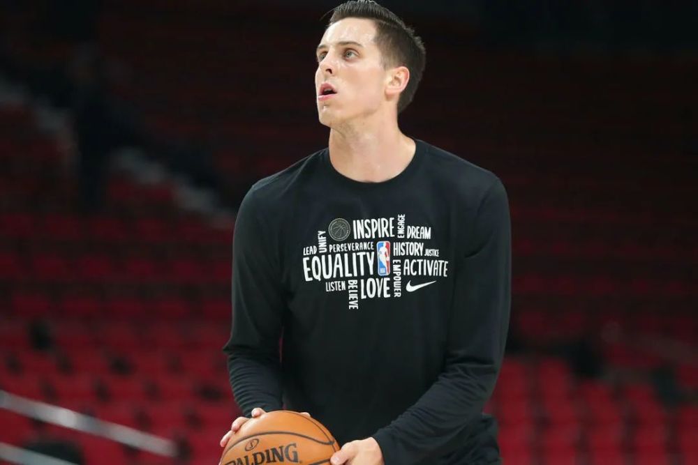 一年骨折三次!nba最帅男模,生涯凉凉了!