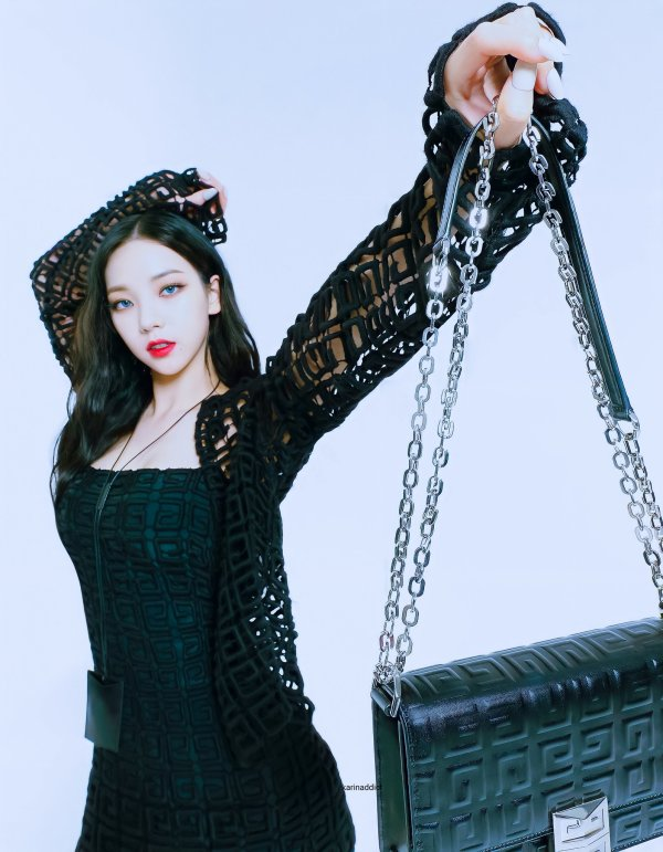 柳智敏karina首位蛇系爱豆现实里的ai美人