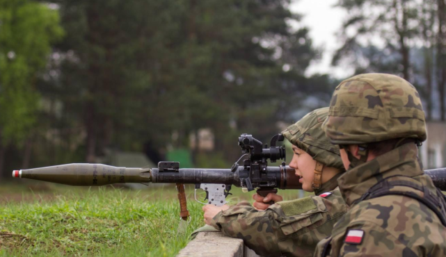 电视剧战狼2中吴京竟然用铁丝接住了rpg炮弹这可能吗